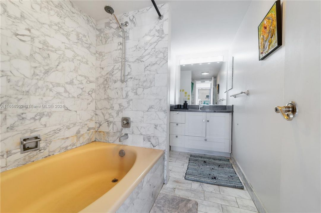 For Sale: $528,000 (1 beds, 1 baths, 798 Square Feet)