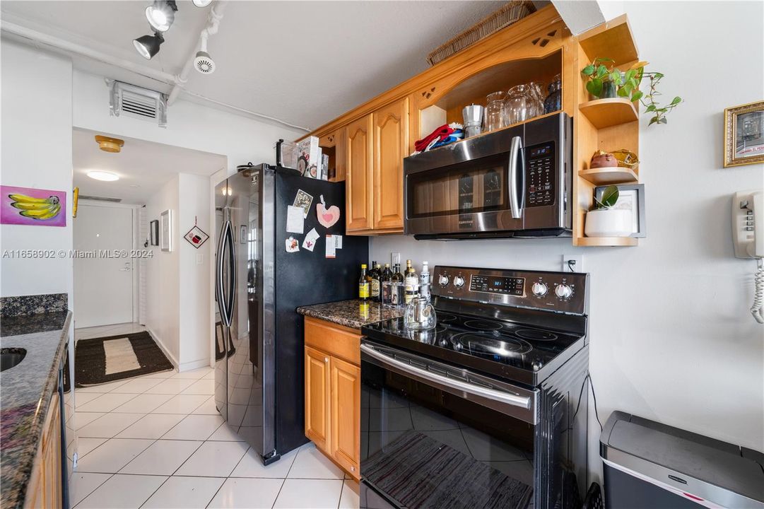 For Sale: $528,000 (1 beds, 1 baths, 798 Square Feet)