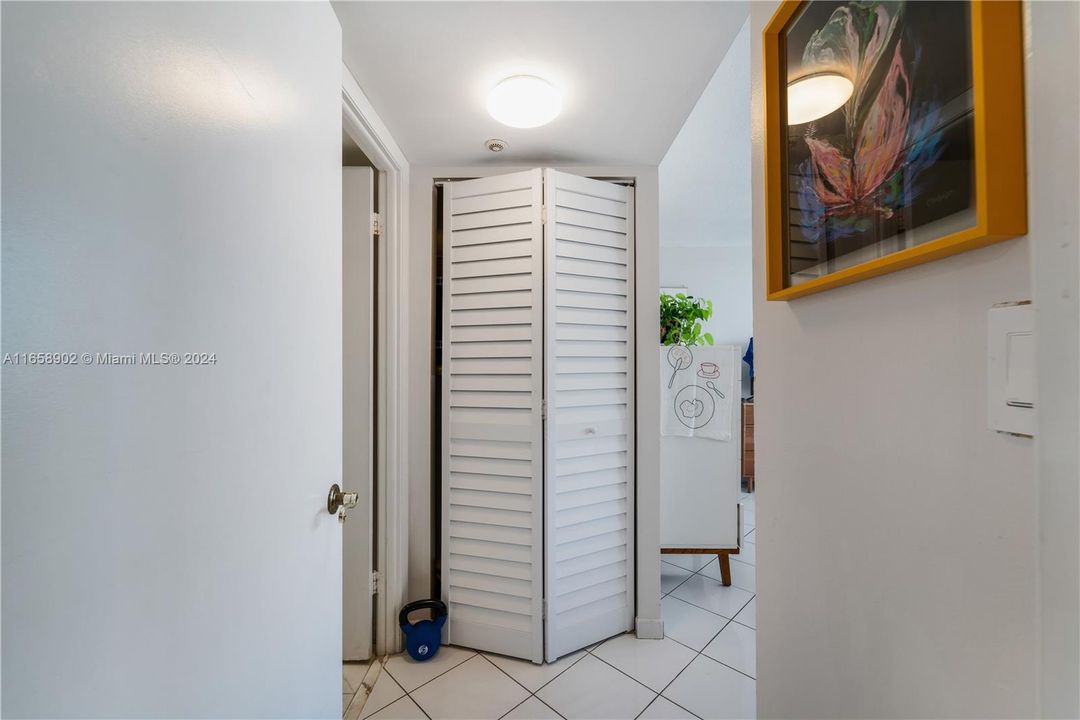 For Sale: $528,000 (1 beds, 1 baths, 798 Square Feet)