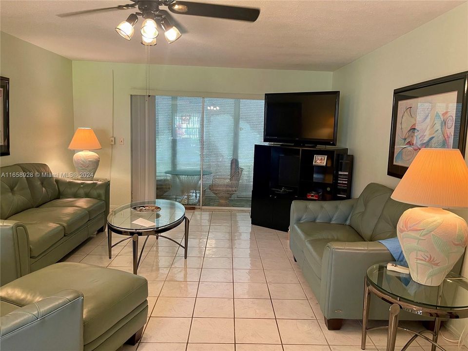 For Sale: $220,000 (1 beds, 1 baths, 720 Square Feet)