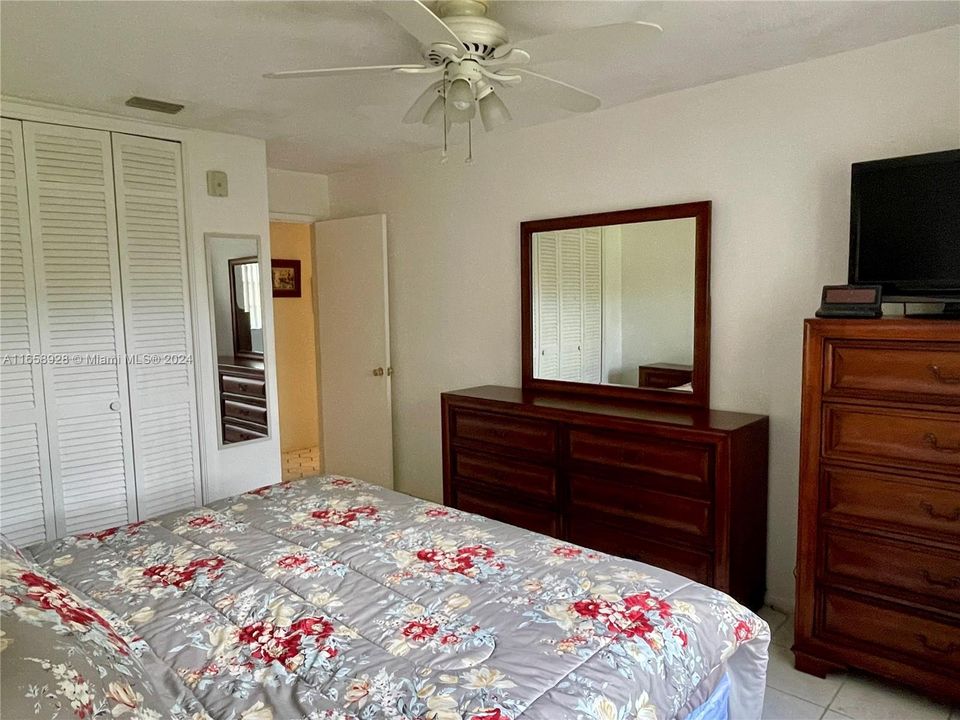 For Sale: $220,000 (1 beds, 1 baths, 720 Square Feet)