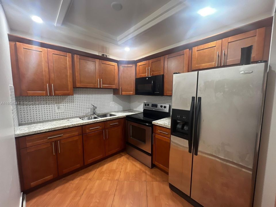 For Rent: $1,950 (2 beds, 1 baths, 819 Square Feet)