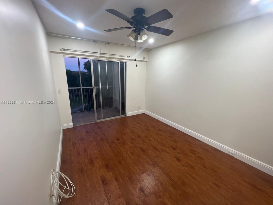 For Rent: $1,950 (2 beds, 1 baths, 819 Square Feet)