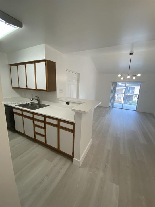 For Sale: $255,000 (1 beds, 1 baths, 808 Square Feet)