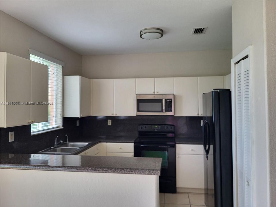 For Rent: $3,200 (3 beds, 2 baths, 1302 Square Feet)