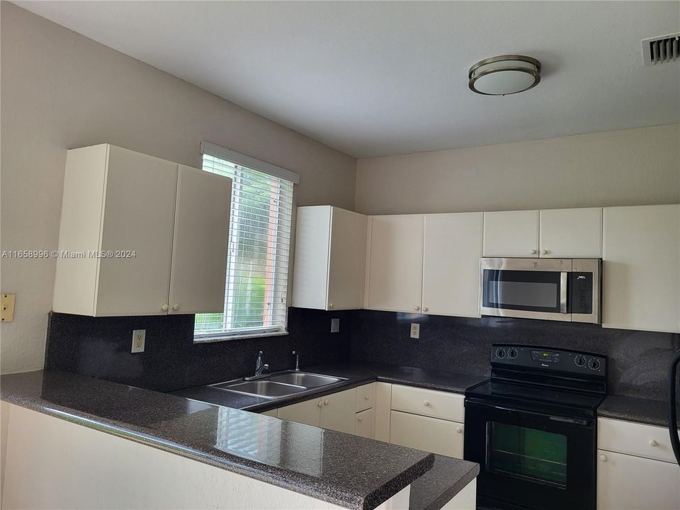 For Rent: $3,200 (3 beds, 2 baths, 1302 Square Feet)