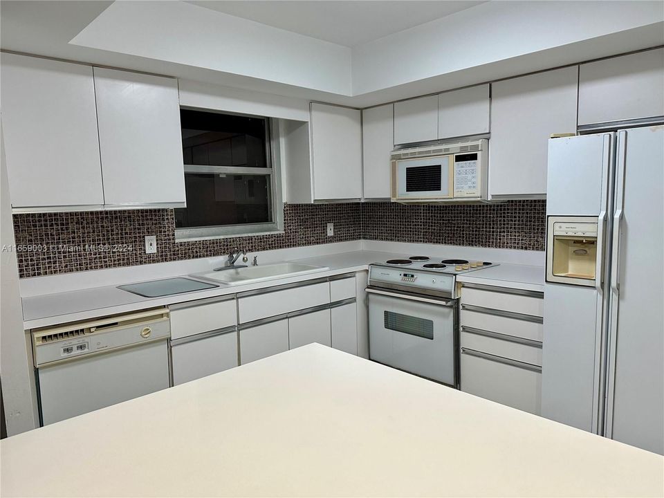 For Sale: $299,000 (2 beds, 2 baths, 1140 Square Feet)