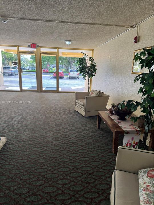 1st floor lobby / sitting area.