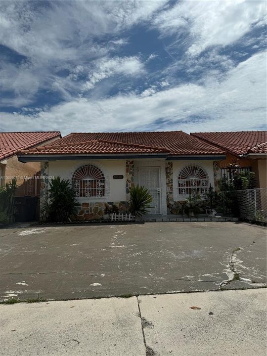 Recently Rented: $2,600 (2 beds, 1 baths, 1554 Square Feet)