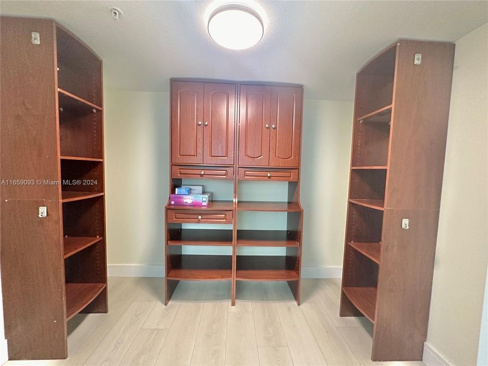 For Rent: $3,600 (1 beds, 1 baths, 1095 Square Feet)