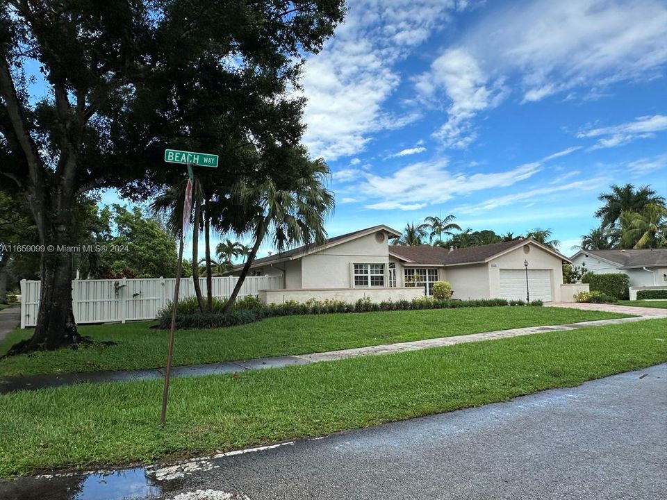 For Sale: $890,000 (3 beds, 2 baths, 2053 Square Feet)