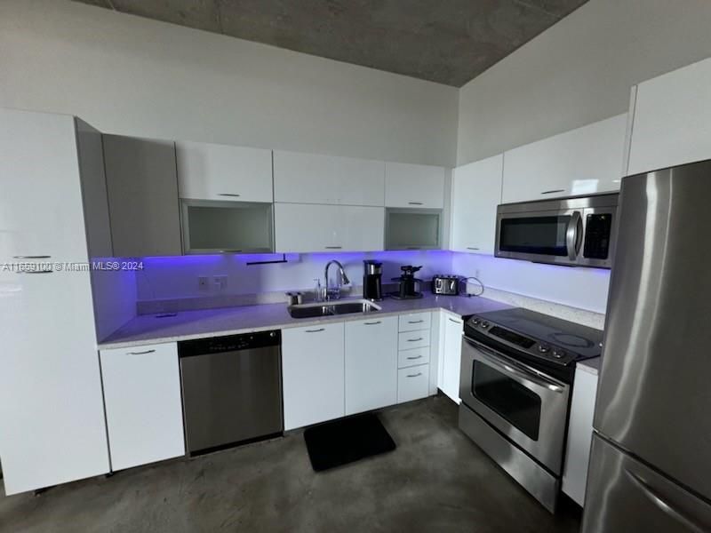 For Sale: $390,000 (1 beds, 1 baths, 784 Square Feet)