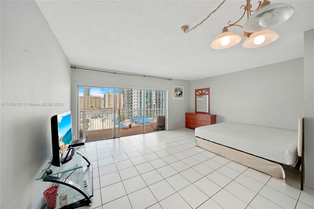 For Sale: $210,000 (1 beds, 1 baths, 545 Square Feet)