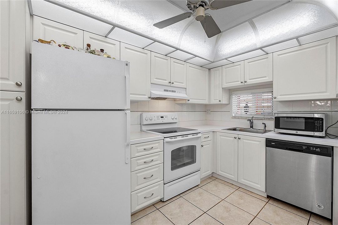 For Sale: $190,000 (2 beds, 2 baths, 1170 Square Feet)