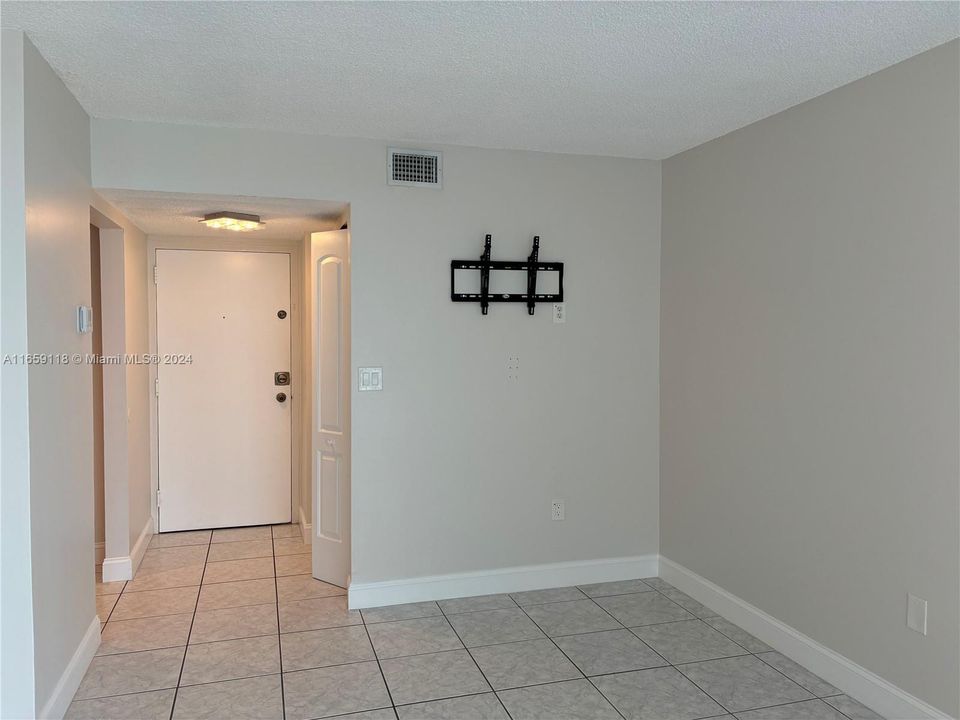 For Rent: $2,450 (2 beds, 2 baths, 910 Square Feet)