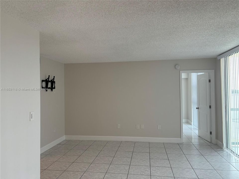 For Rent: $2,450 (2 beds, 2 baths, 910 Square Feet)