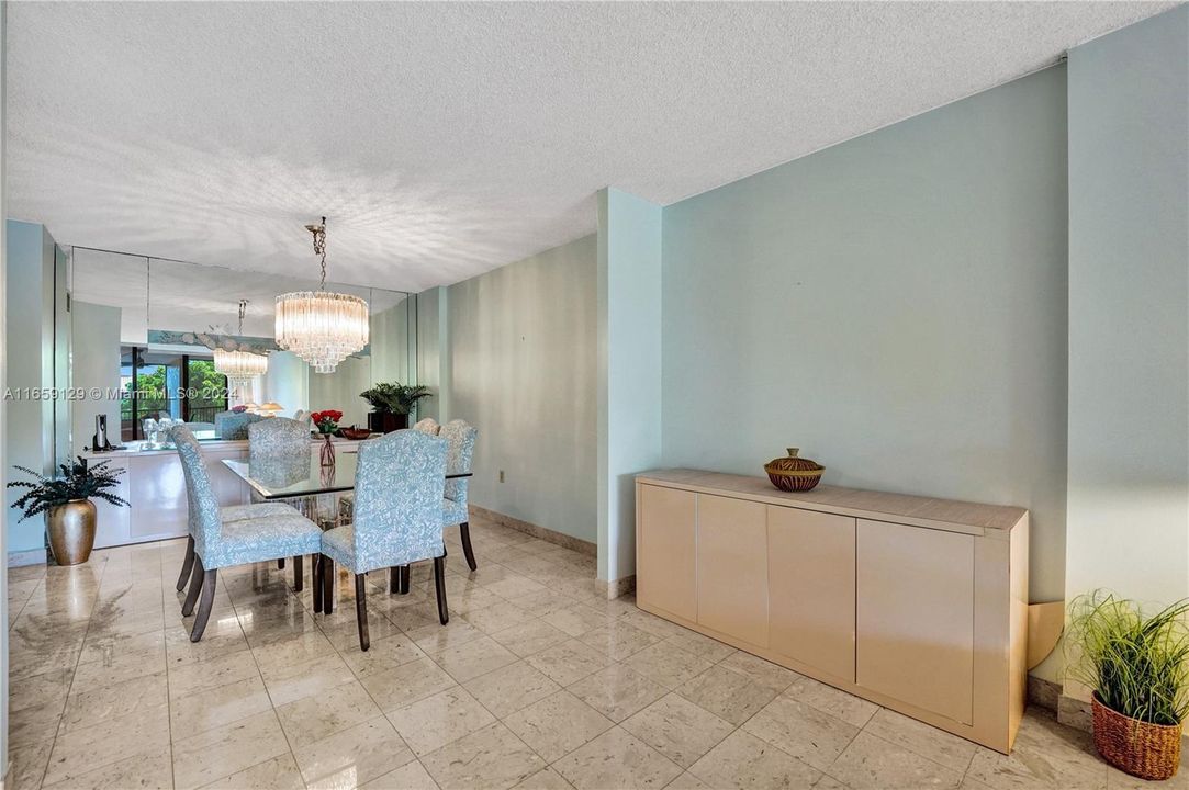 For Sale: $318,000 (2 beds, 2 baths, 1383 Square Feet)