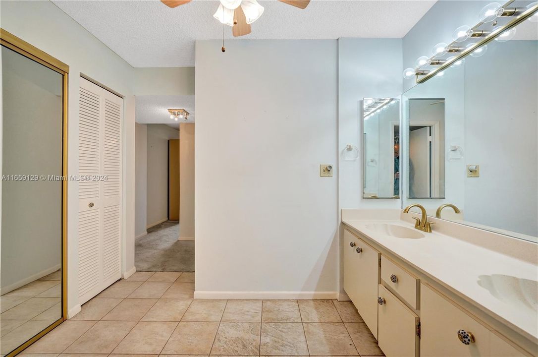 For Sale: $318,000 (2 beds, 2 baths, 1383 Square Feet)