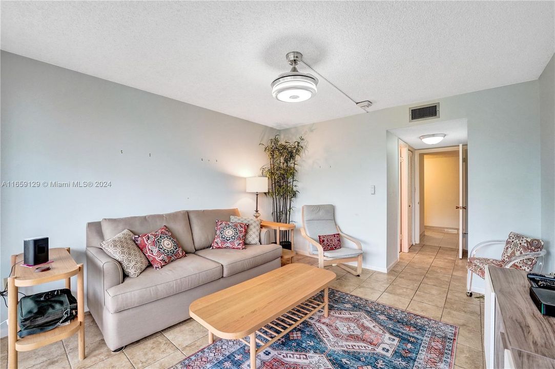 For Sale: $318,000 (2 beds, 2 baths, 1383 Square Feet)