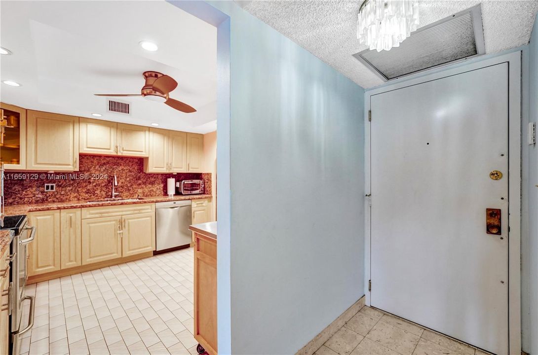 For Sale: $318,000 (2 beds, 2 baths, 1383 Square Feet)