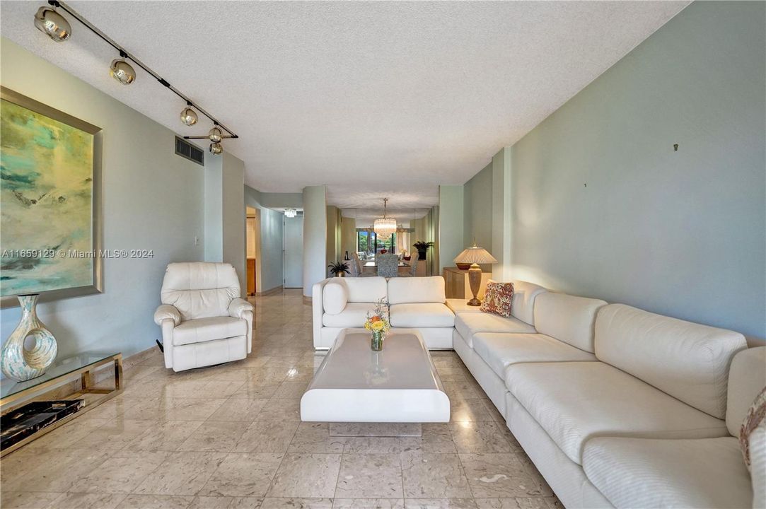 For Sale: $318,000 (2 beds, 2 baths, 1383 Square Feet)