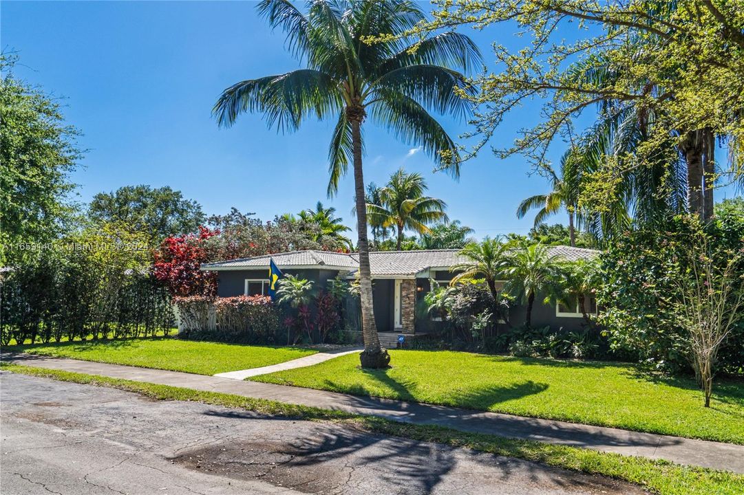 For Sale: $1,450,000 (3 beds, 2 baths, 1946 Square Feet)