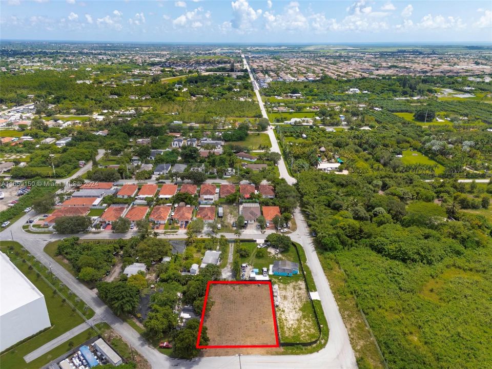 На продажу: $389,000 (0.28 acres)