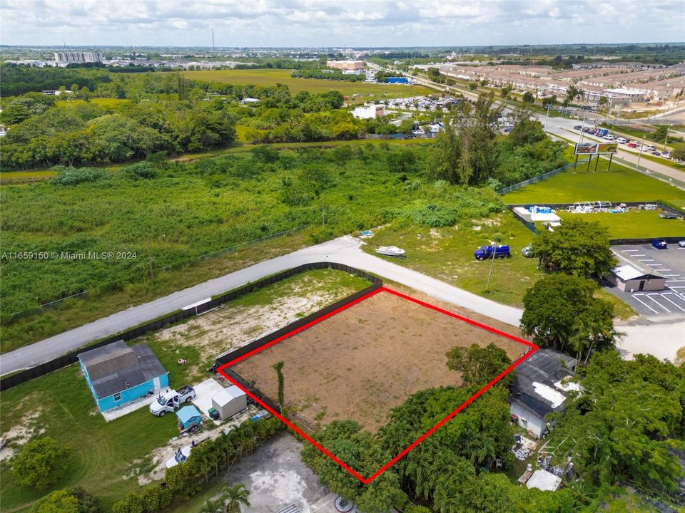 На продажу: $389,000 (0.28 acres)