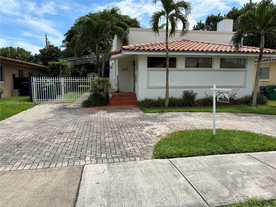 For Sale: $900,000 (2 beds, 2 baths, 1480 Square Feet)