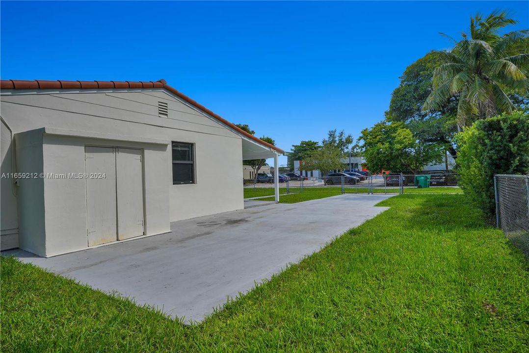 For Sale: $599,000 (3 beds, 1 baths, 936 Square Feet)