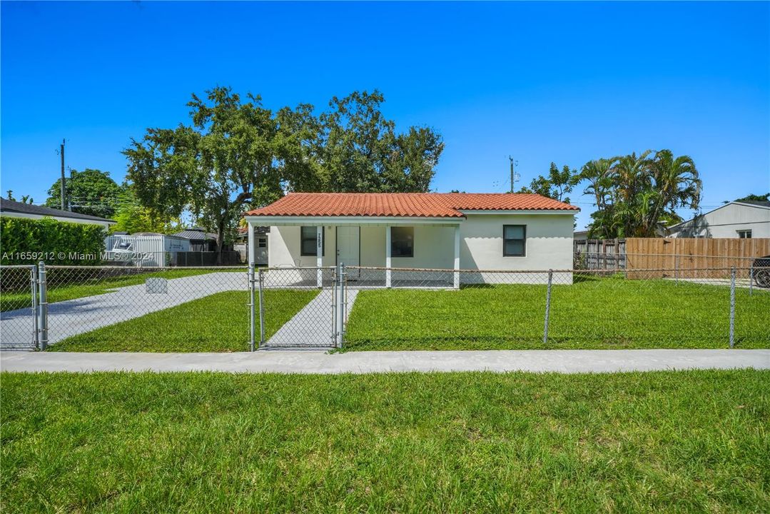 For Sale: $599,000 (3 beds, 1 baths, 936 Square Feet)