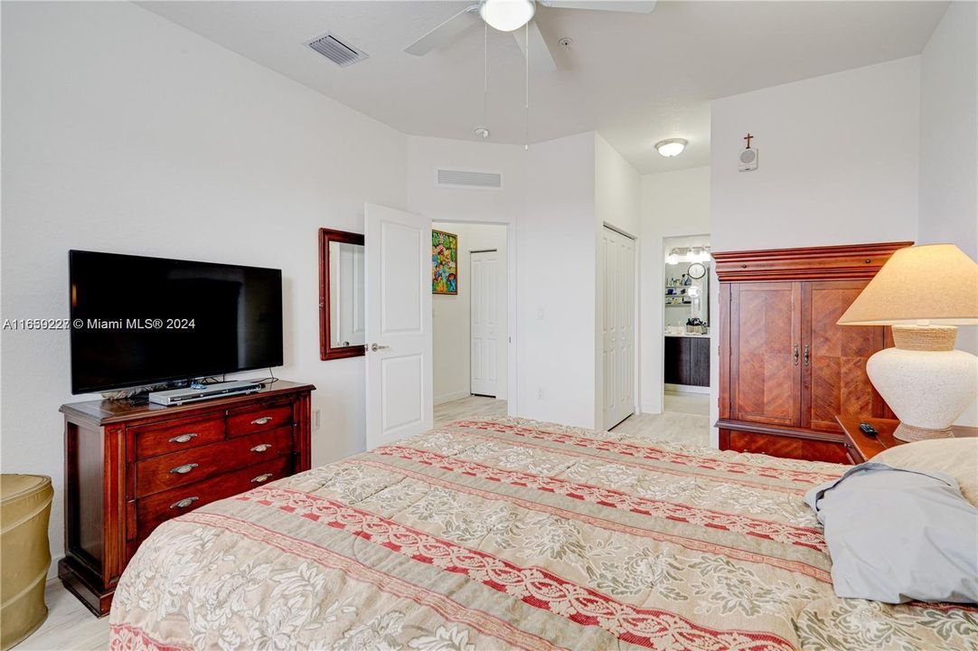 Active With Contract: $2,500 (2 beds, 2 baths, 1313 Square Feet)