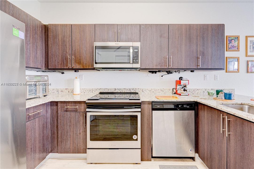 Active With Contract: $2,500 (2 beds, 2 baths, 1313 Square Feet)