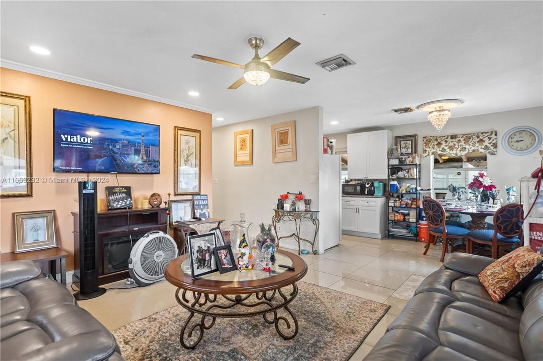 For Sale: $415,000 (3 beds, 1 baths, 1116 Square Feet)