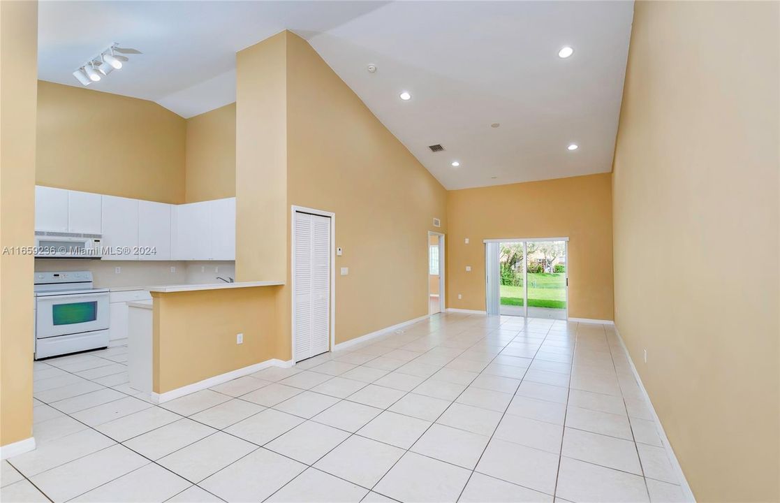 For Sale: $330,000 (2 beds, 2 baths, 1057 Square Feet)