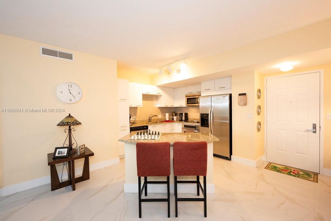 For Sale: $425,000 (2 beds, 2 baths, 1144 Square Feet)