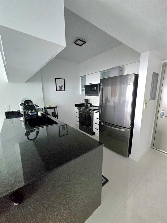 For Rent: $3,000 (1 beds, 1 baths, 791 Square Feet)