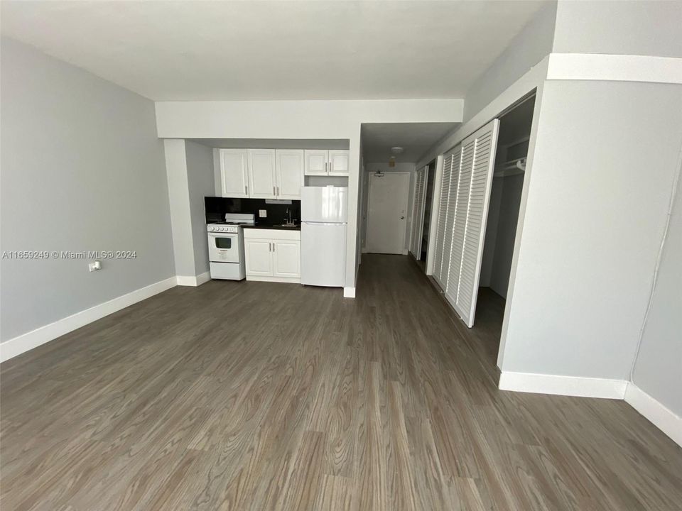 Active With Contract: $1,750 (0 beds, 1 baths, 350 Square Feet)