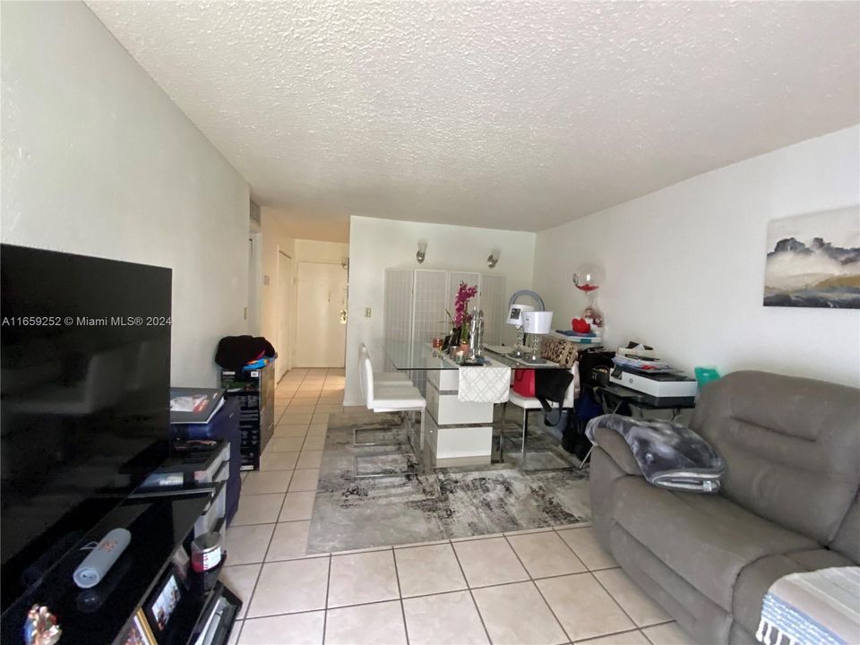 For Rent: $1,750 (1 beds, 1 baths, 598 Square Feet)