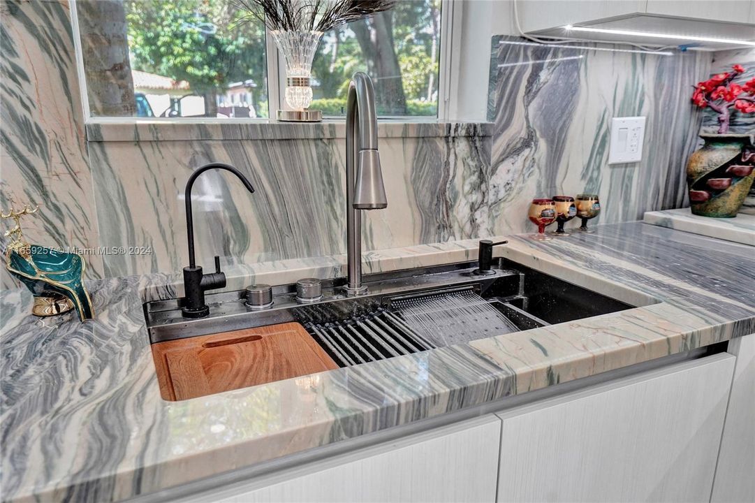 The sink is a work of art for the most discerned Chef, full of useful accessories: 33 x 19 multifunctional waterfall with workstation and black faucets.