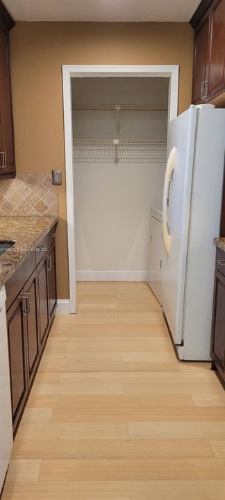 Active With Contract: $1,700 (1 beds, 1 baths, 780 Square Feet)