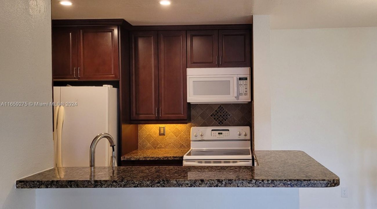 Active With Contract: $1,700 (1 beds, 1 baths, 780 Square Feet)