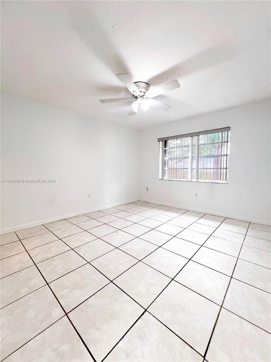 For Rent: $1,800 (1 beds, 1 baths, 672 Square Feet)