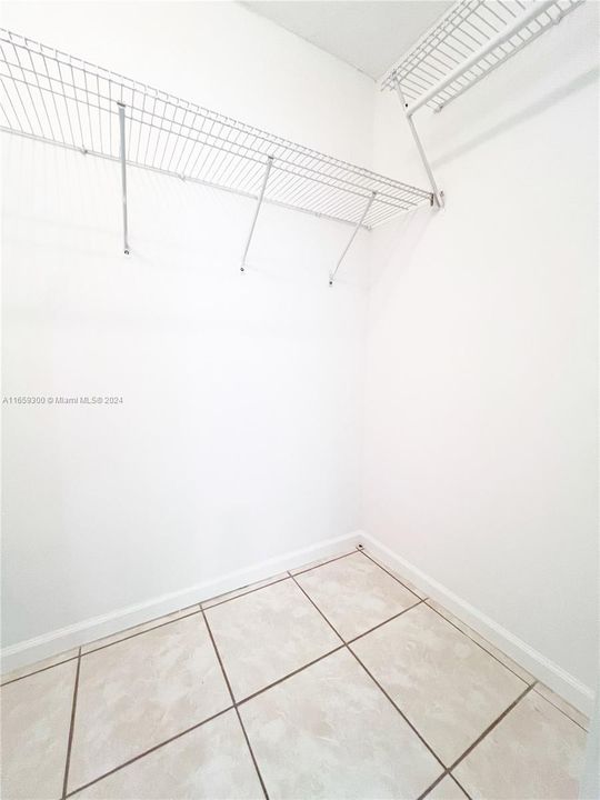 For Rent: $1,800 (1 beds, 1 baths, 672 Square Feet)