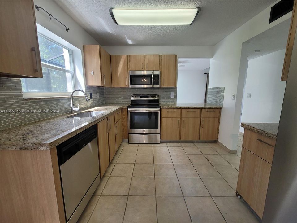 For Rent: $3,200 (3 beds, 2 baths, 1400 Square Feet)