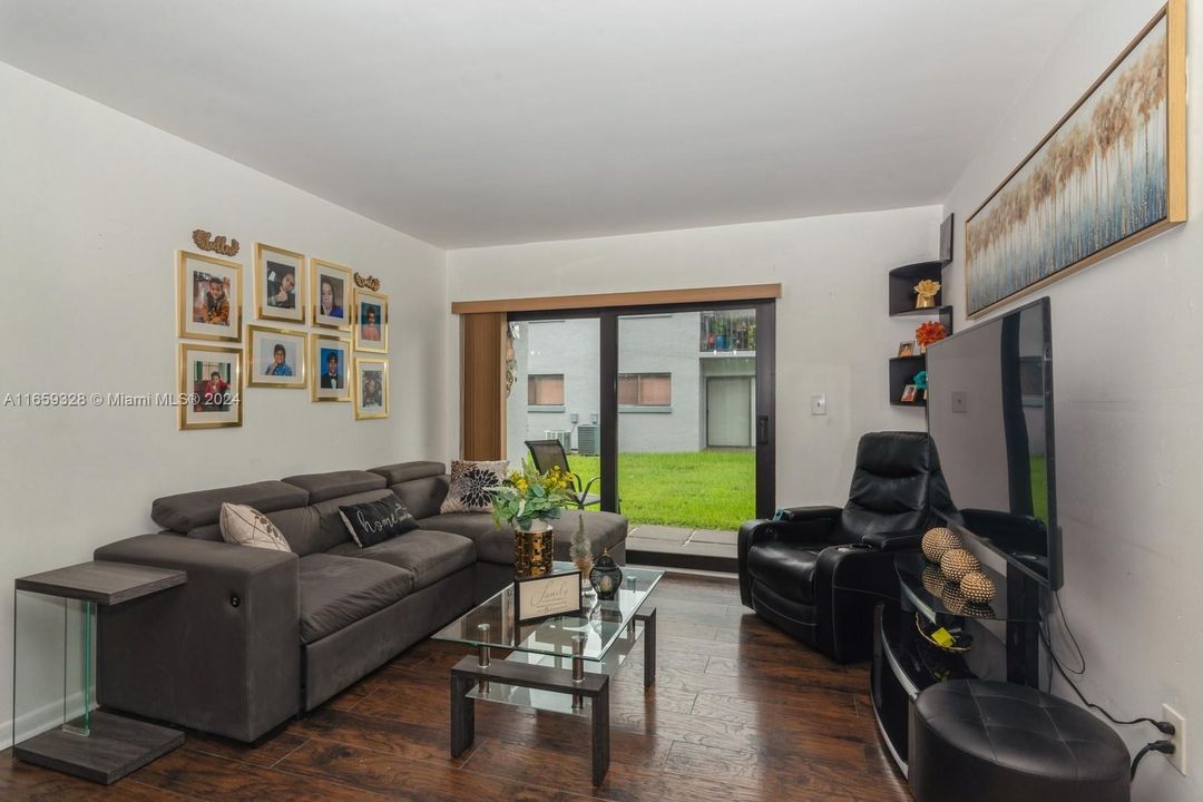 For Sale: $257,000 (2 beds, 1 baths, 784 Square Feet)