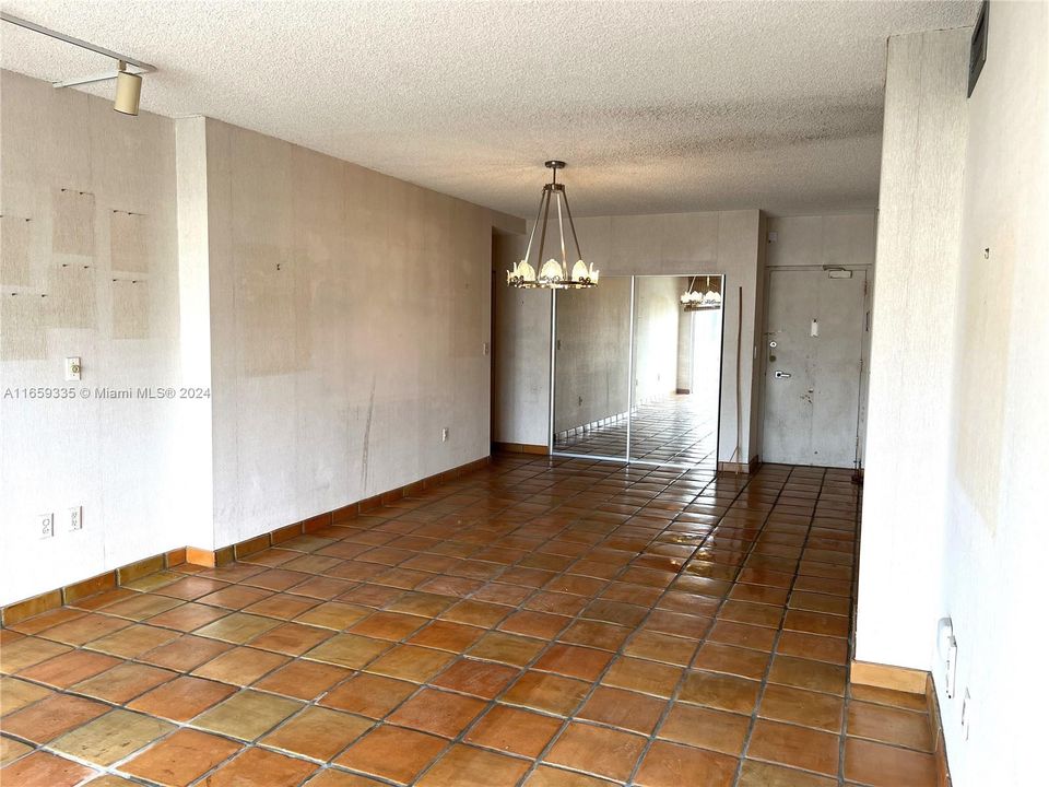 For Sale: $250,000 (1 beds, 1 baths, 762 Square Feet)