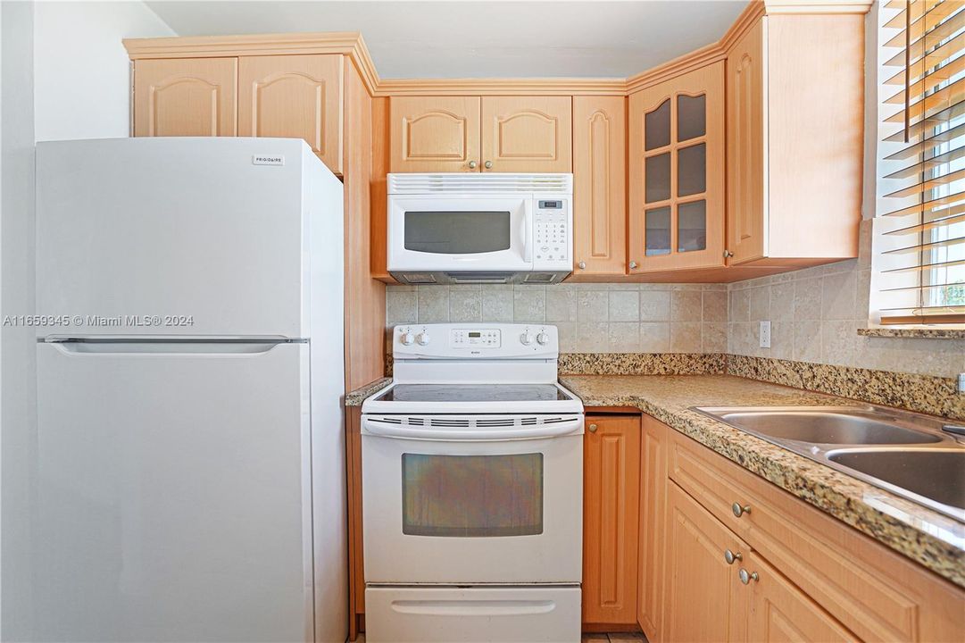 For Sale: $319,000 (2 beds, 2 baths, 1037 Square Feet)