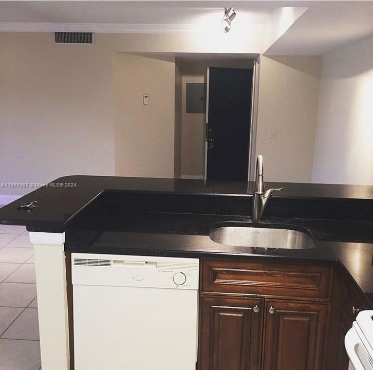 For Rent: $2,100 (2 beds, 2 baths, 965 Square Feet)