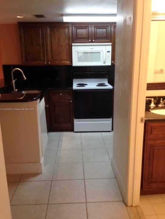 For Rent: $2,100 (2 beds, 2 baths, 965 Square Feet)